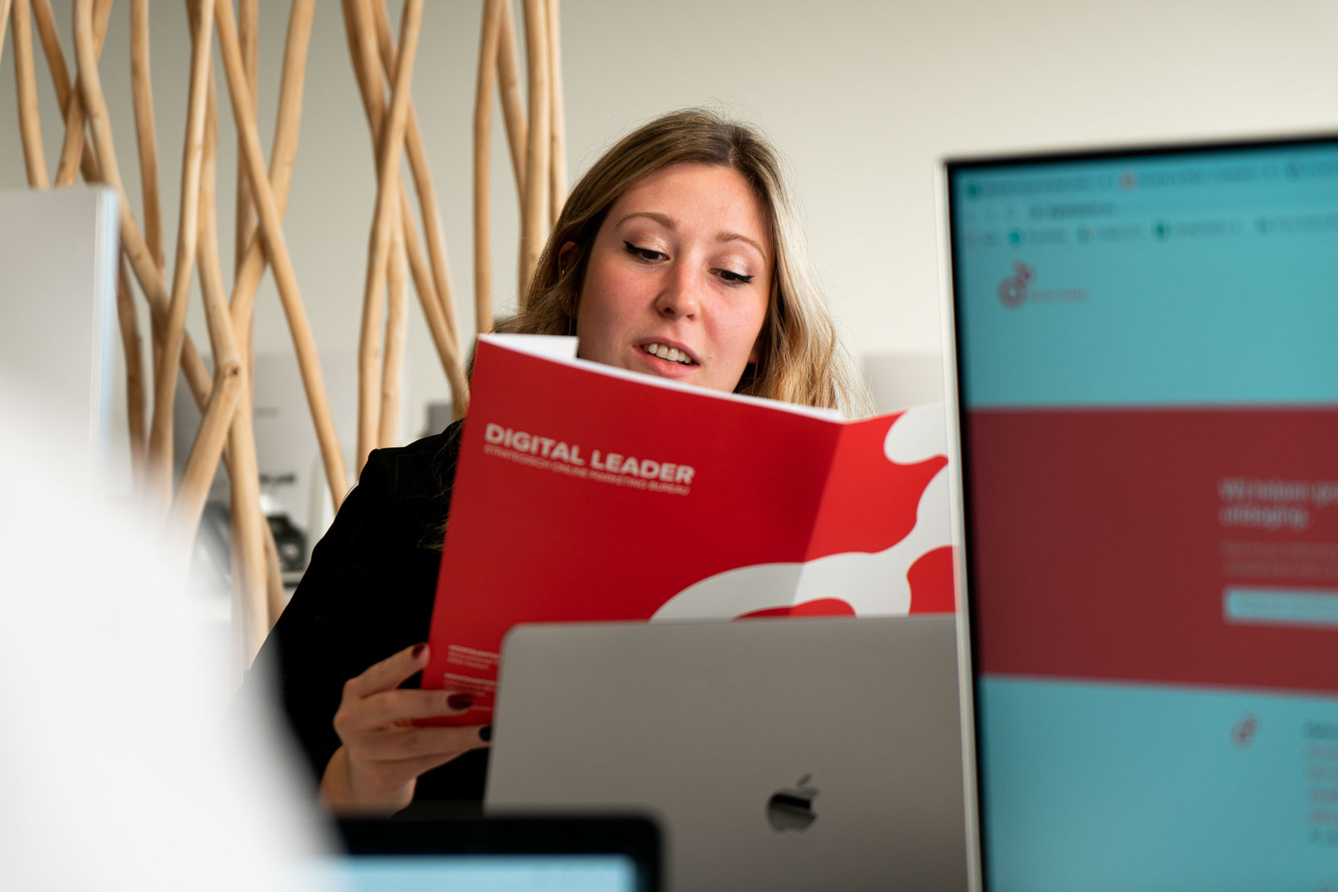 Digital Leader Huisstijl Maurane leest een boek